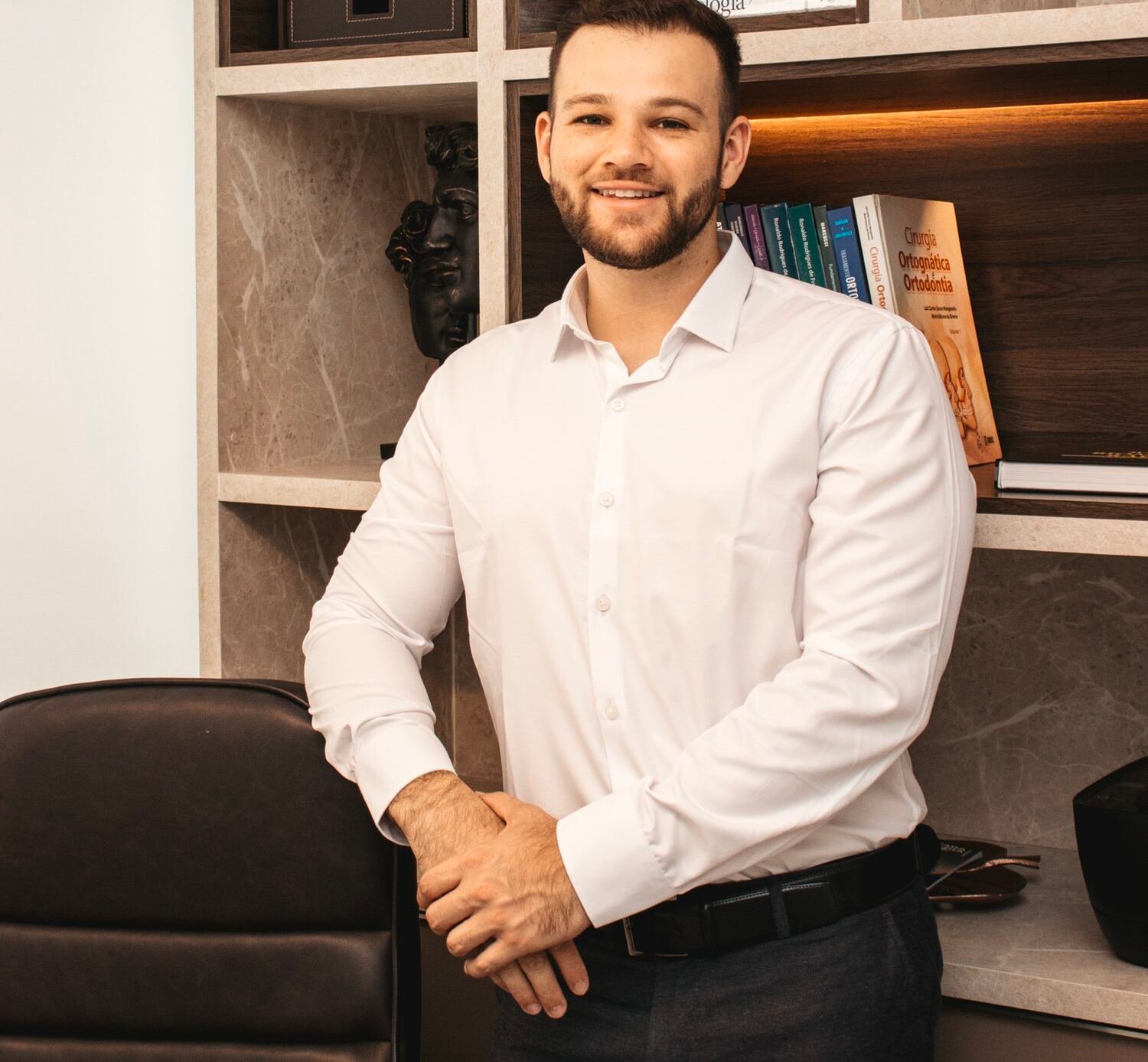 Dr. Vinícius Belarmino em seu consultório em Santo André